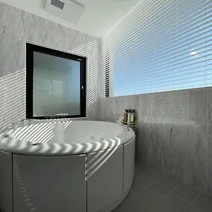 Bhotel Nekoyard - Scenic Penthouse With Jacuzzi & Spacious Terrace アパート